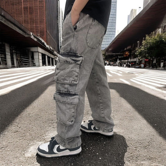Calça Cargo Jeans Masculina Cinza Lavado Streetwear com 8 Bolsos Grandes e Cós Elástico