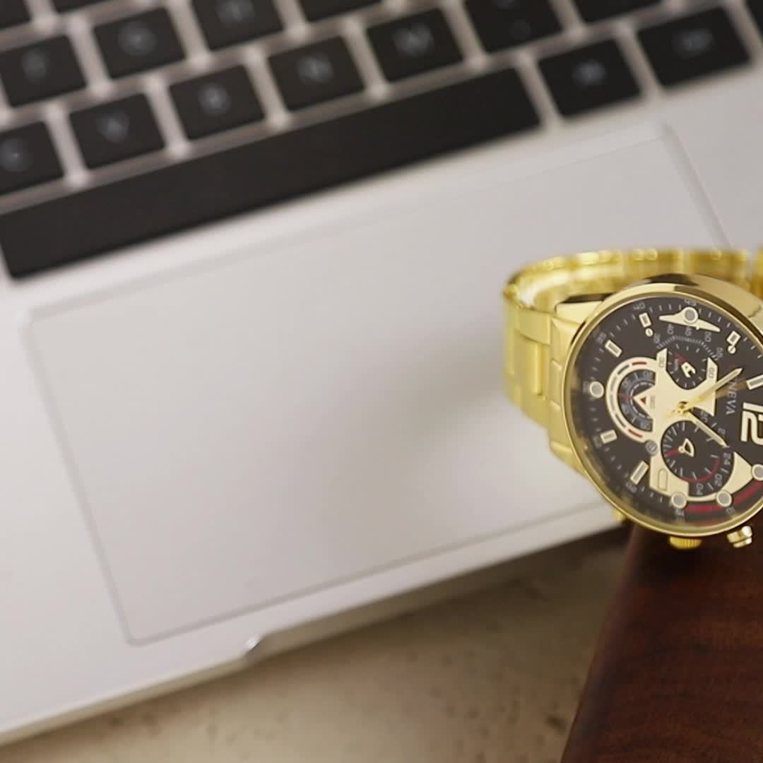 Um Relógio Quartz Redondo Elegante para Homens, Apresentando um Design Moderno e Personalizado