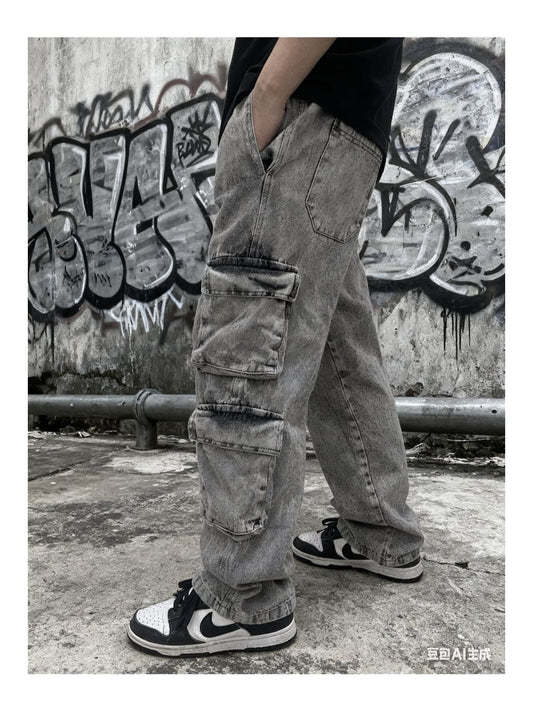 Calça Cargo Jeans Masculina Cinza Lavado Streetwear com 8 Bolsos Grandes e Cós Elástico